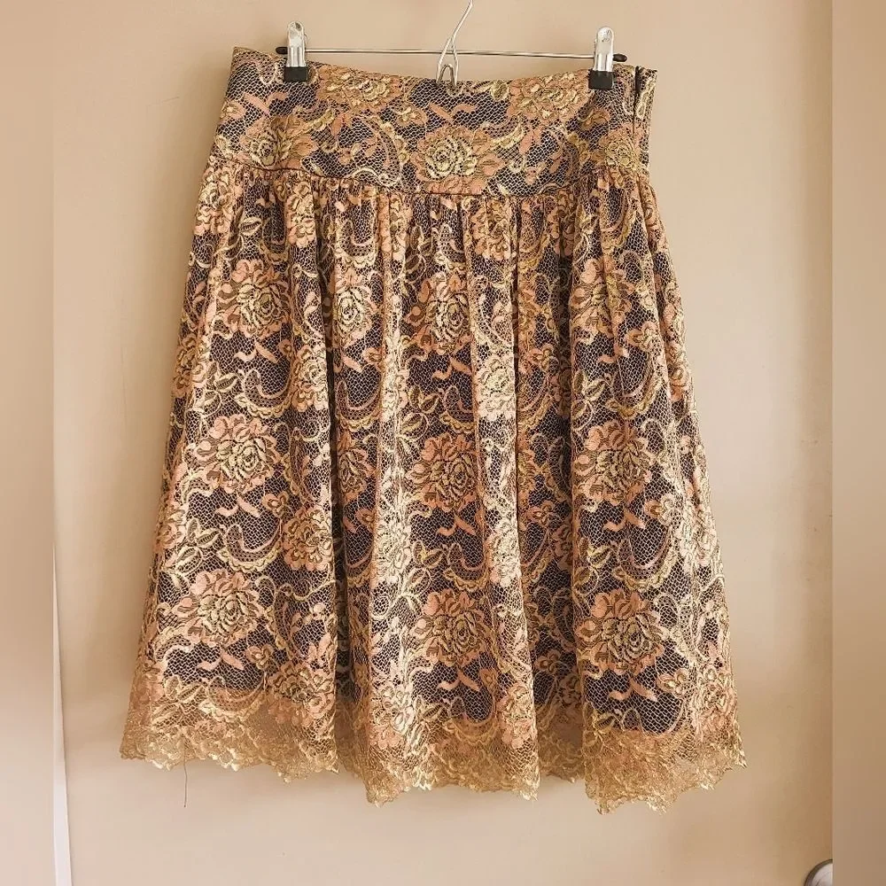 Trina Turk Lace Overlay Skirt 🌸Designer: Trina Turk – known for bold prints,